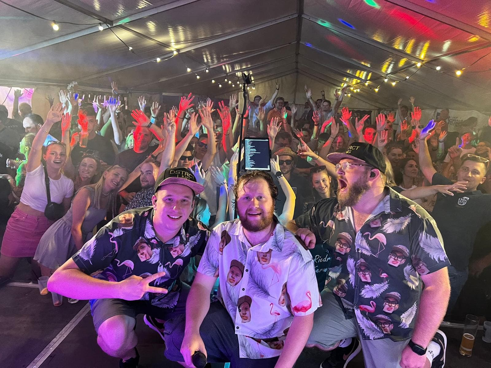 Liveband District Lounge auf Bühne vor begeistertem Publikum