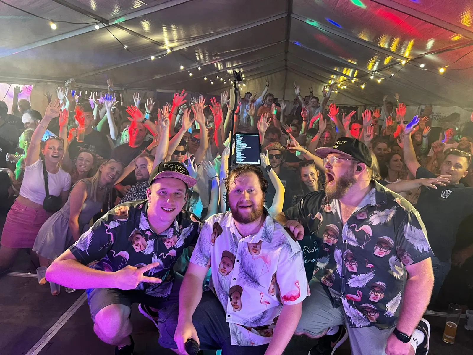 District Lounge mit jubelndem Publikum bei einem Live-Auftritt